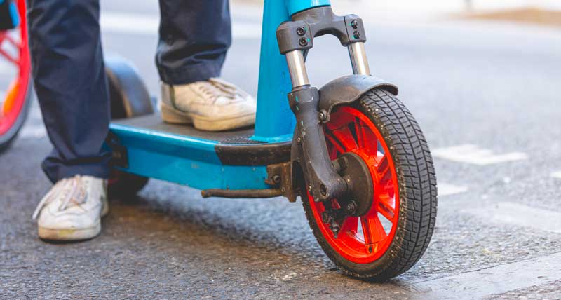 You are currently viewing Faut-il interdire les trottinettes en libre-service à Paris ?