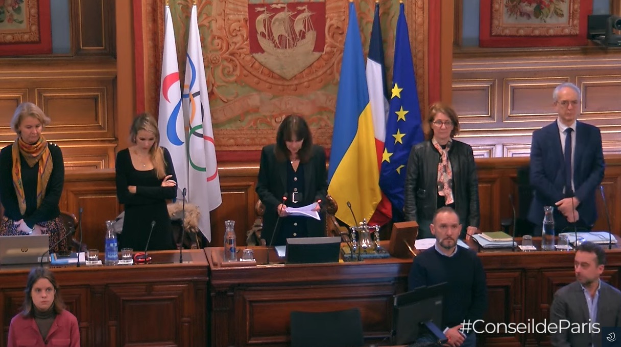 You are currently viewing Ce Conseil de Paris commence par un hommage aux victimes de l’attentat perpétré au Pont de Bir-Hakeim